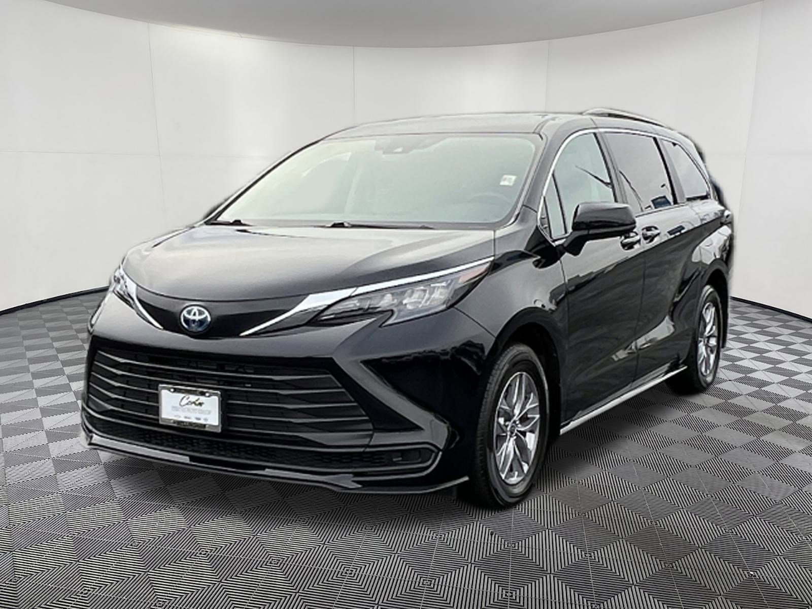 Used 2024 Toyota Sienna LE image 3