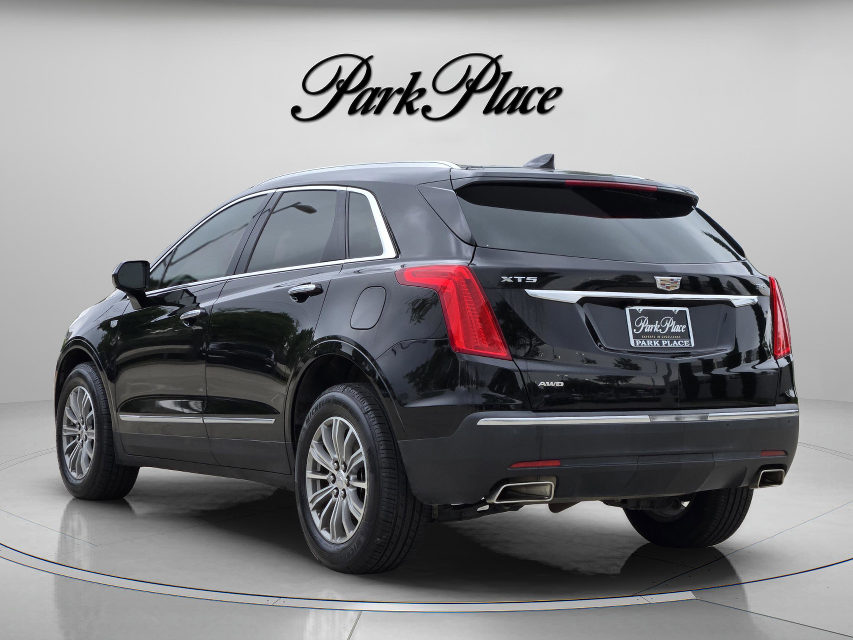 Used 2017 Cadillac XT5 Luxury w/ Driver Awareness Package AWD/4WD image 3