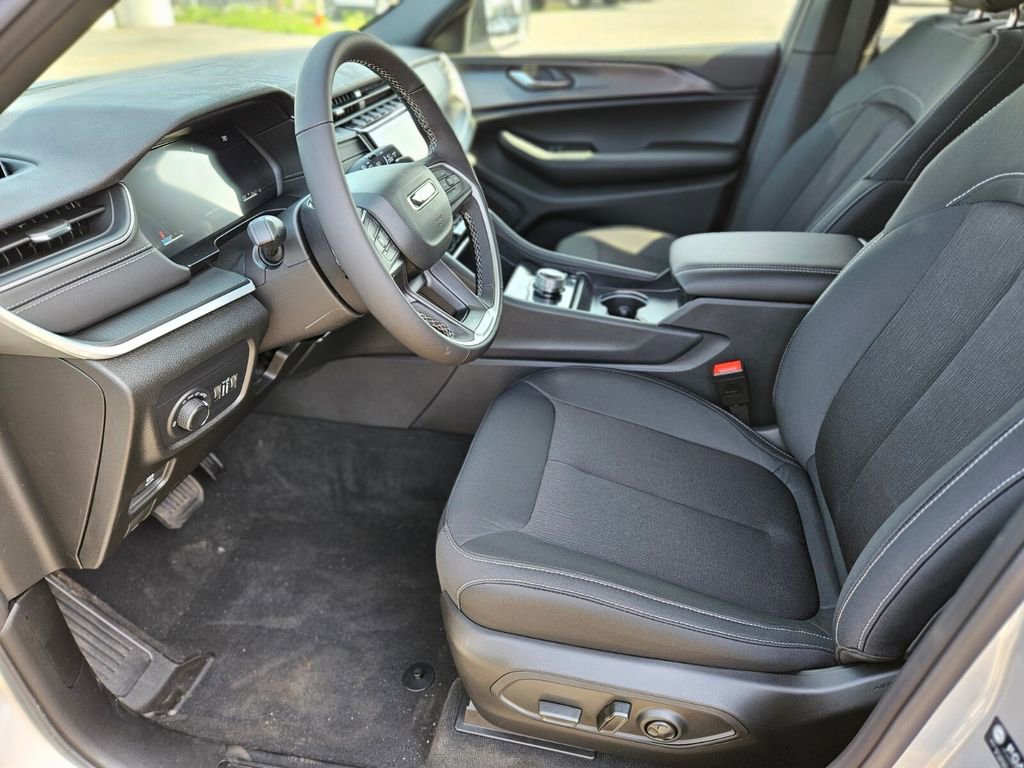 New 2025 Jeep Grand Cherokee Laredo X w/ Luxury Tech Group I image 18