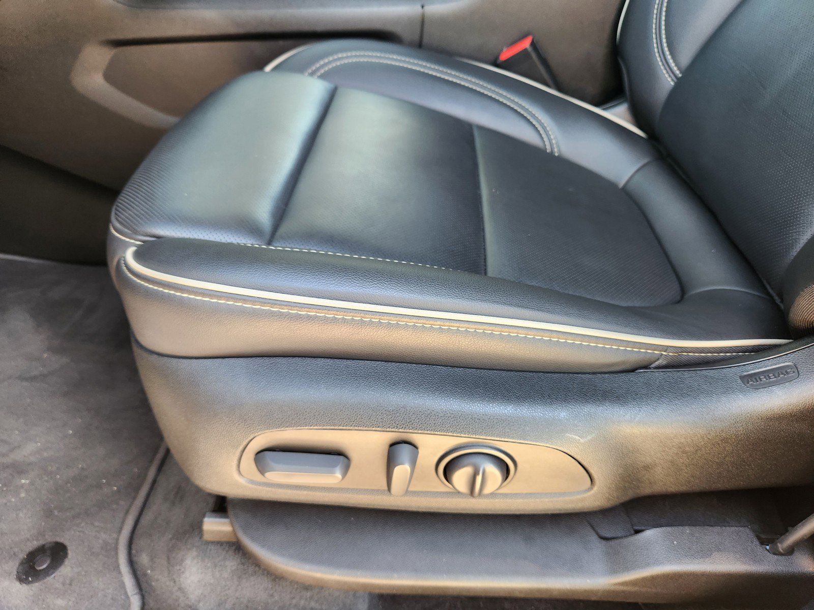 Used 2023 Chevrolet Traverse Premier FWD image 23