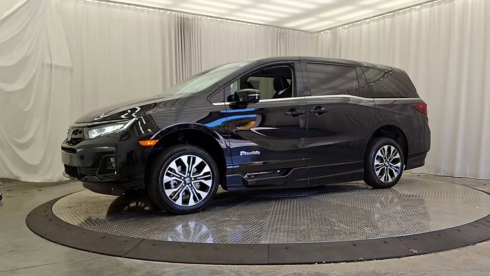 Used 2025 Honda Odyssey Elite image 3