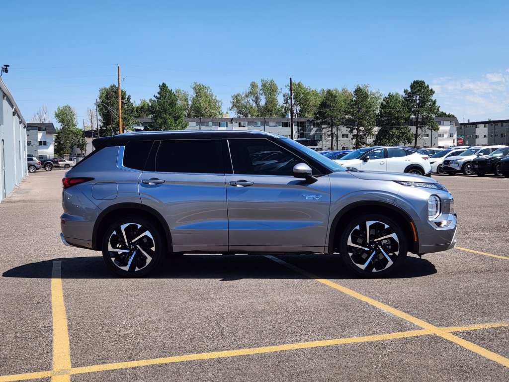 Used 2023 Mitsubishi Outlander 4WD Plug-In Hybrid image 4