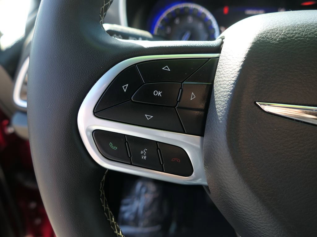 Used 2025 Chrysler Pacifica Select image 12