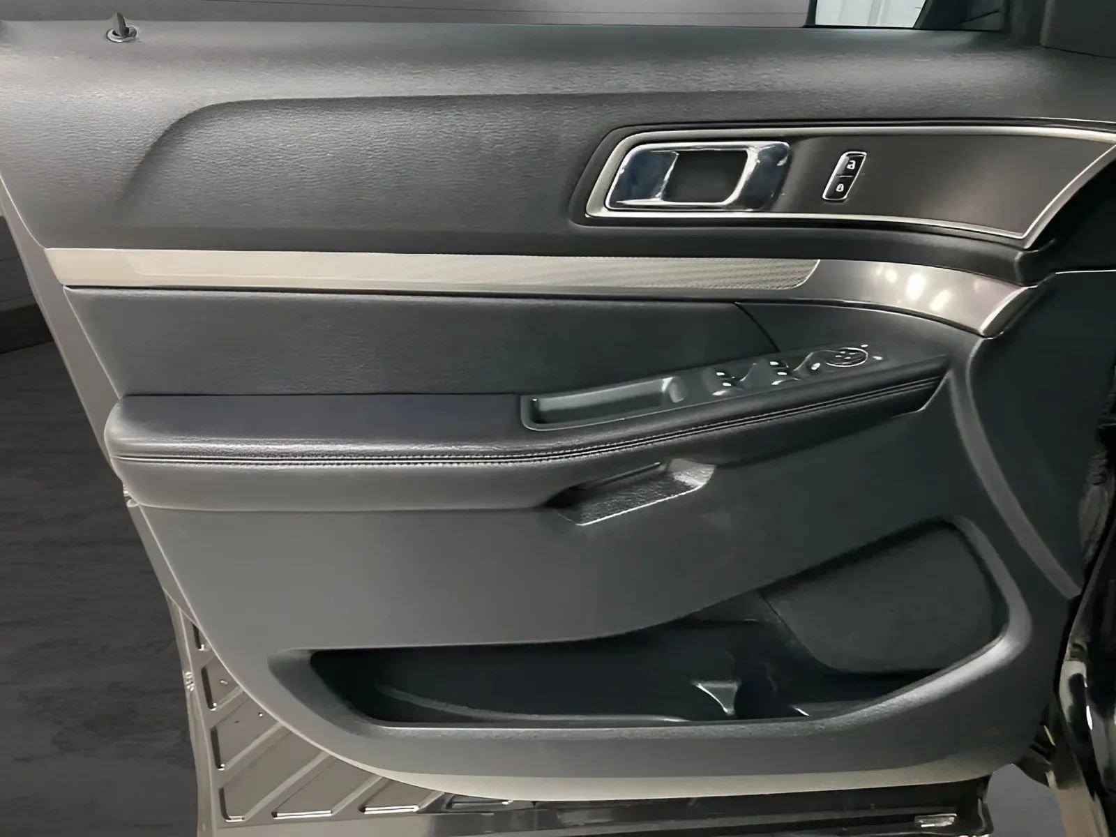 Used 2018 Ford Explorer XLT w/ Equipment Group 201A FWD image 10