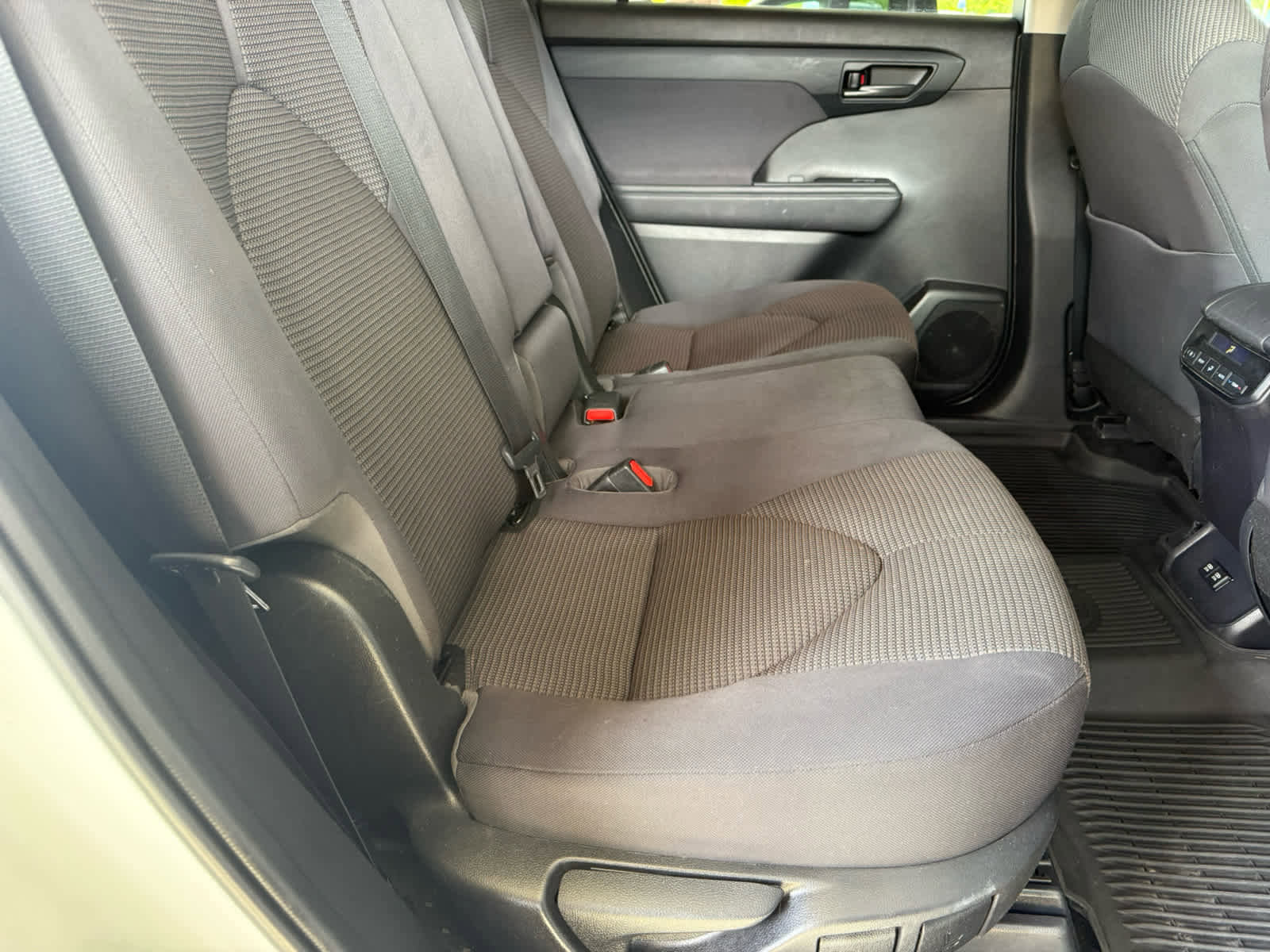 Used 2020 Toyota Highlander LE AWD/4WD image 9