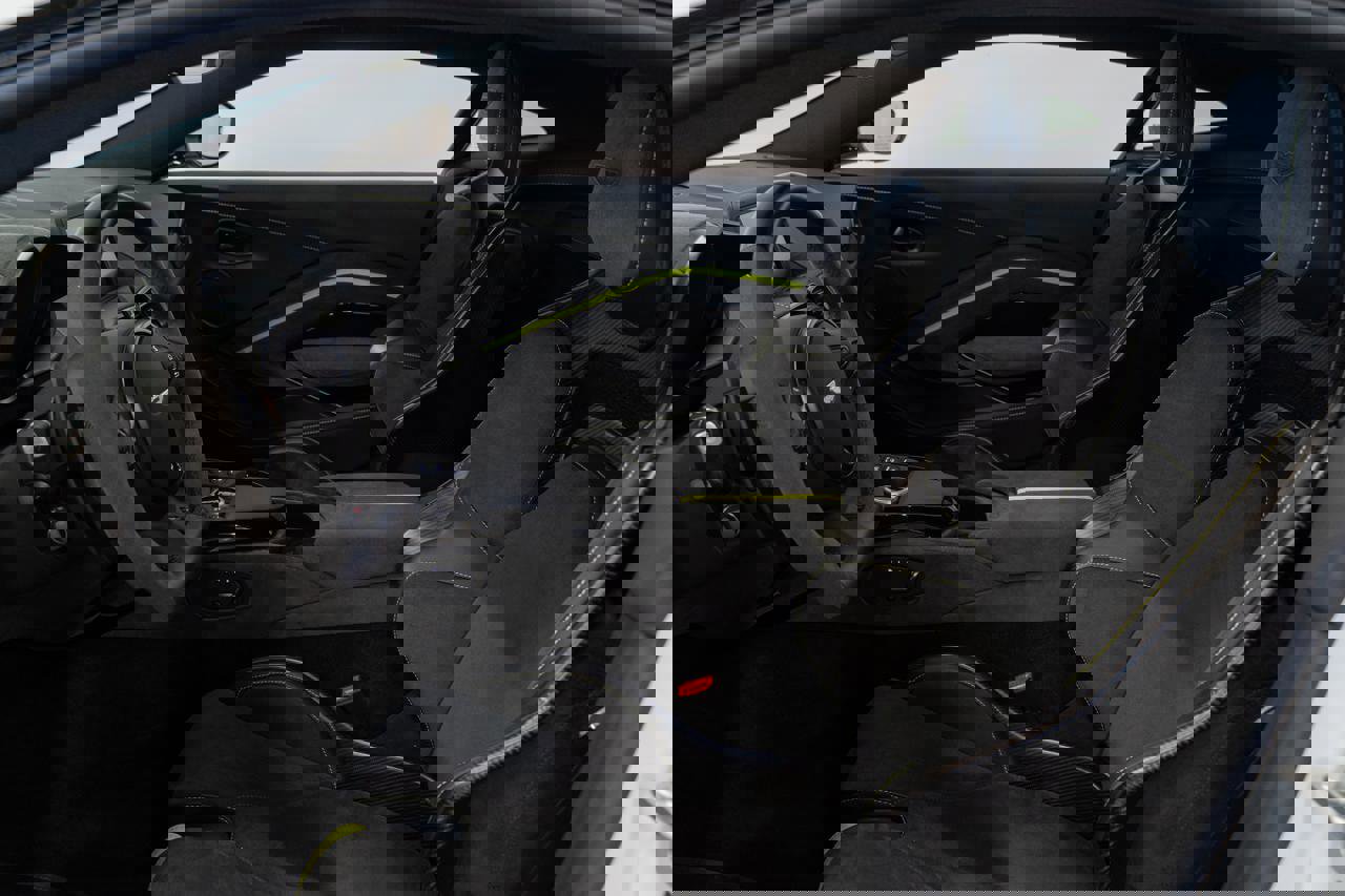 Used 2023 Aston Martin V8 Vantage Coupe image 3