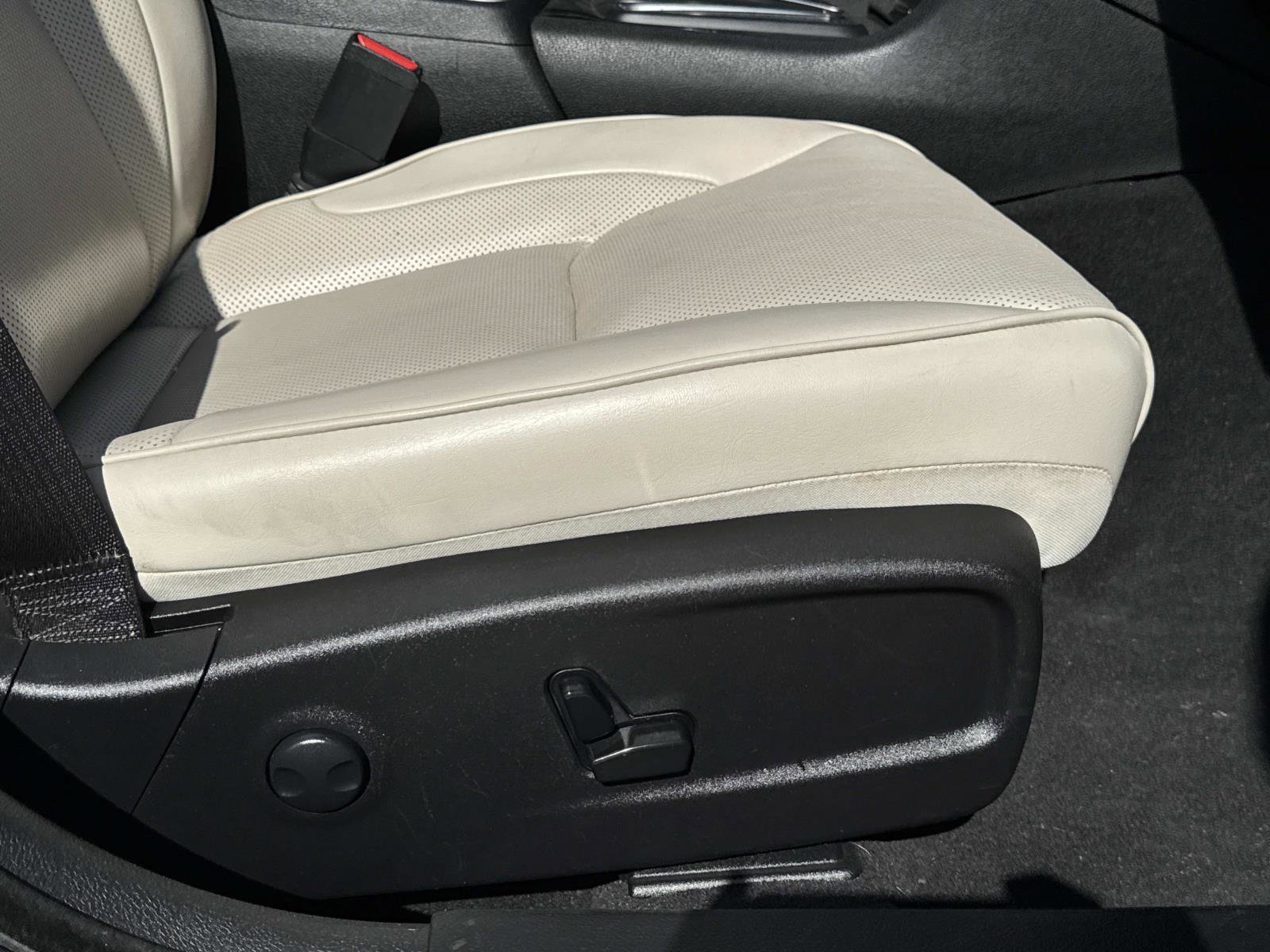 Certified 2023 Chrysler 300 Touring L w/ Popular Equipment Group image 11