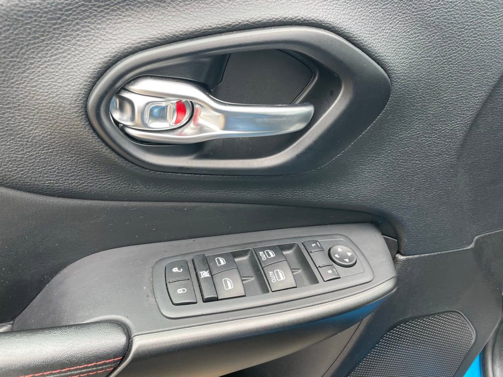 Used 2020 Jeep Cherokee Trailhawk w/ Cold Weather Group image 11