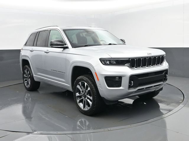 Used 2023 Jeep Grand Cherokee Overland w/ Luxury Tech Group IV AWD/4WD image 3