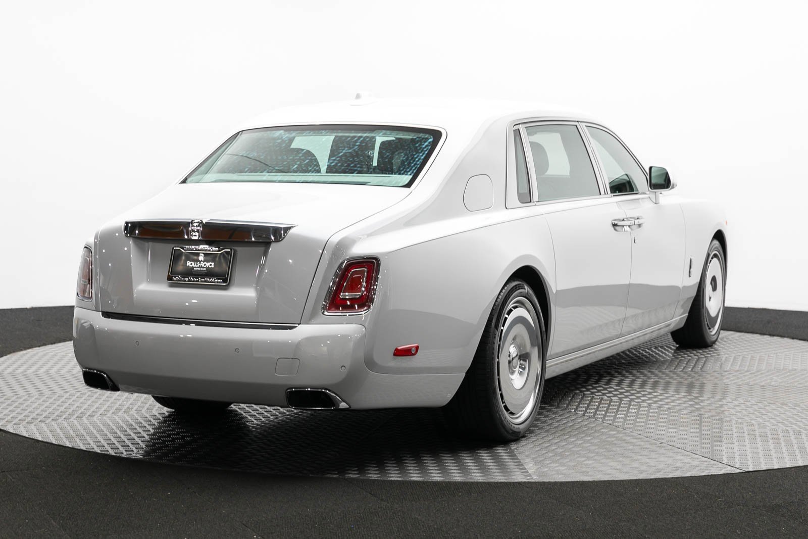 Used 2024 Rolls-Royce Phantom Extended Wheelbase w/ Leather Finishing Pack image 2