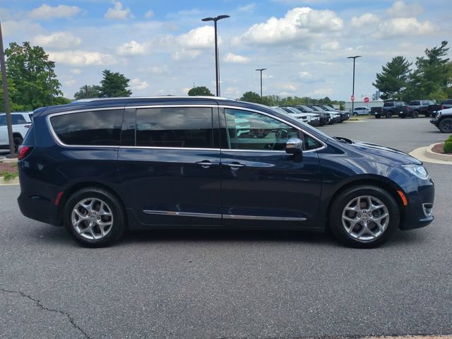 Used 2018 Chrysler Pacifica Limited w/ Advanced Safetytec Group FWD image 3