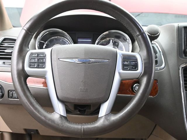 Used 2014 Chrysler Town & Country Touring-L w/ Driver Convenience Group image 28
