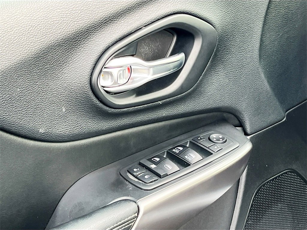 Certified 2019 Jeep Cherokee Latitude Plus image 17