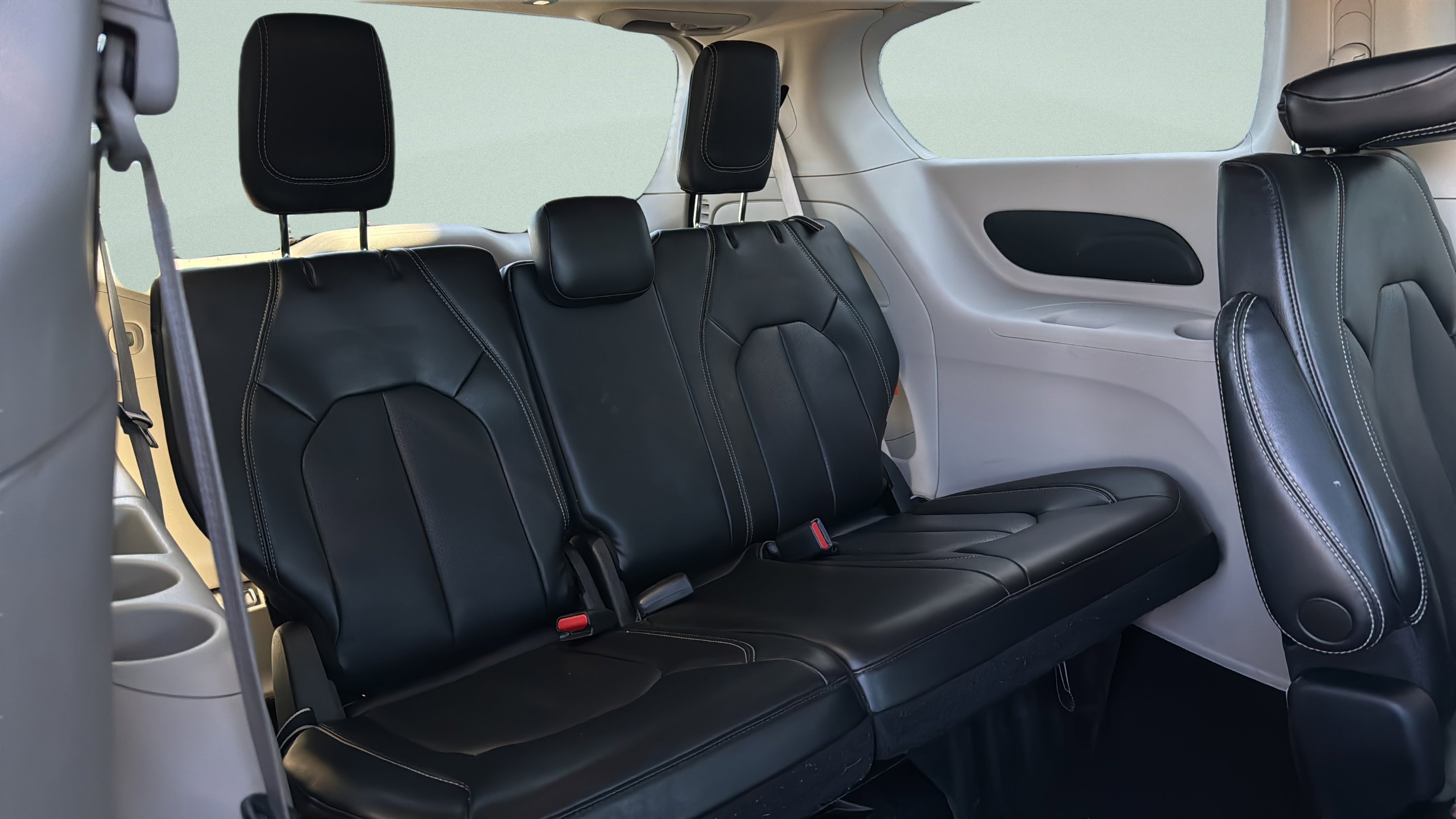 Used 2023 Chrysler Pacifica Touring-L image 27