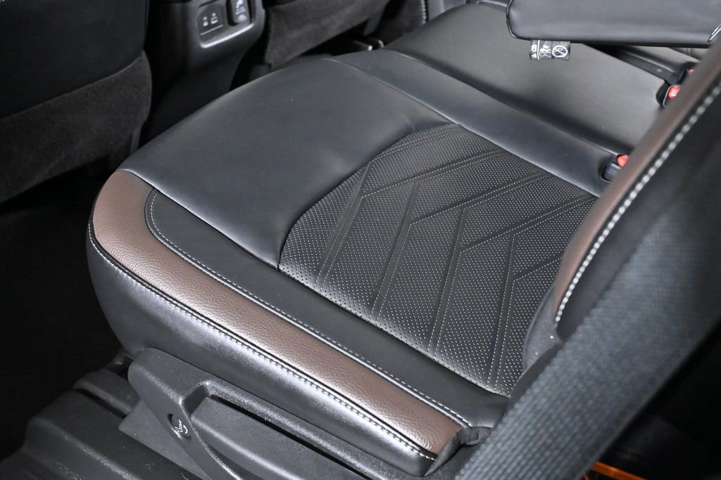 Used 2022 Nissan Pathfinder Platinum w/ Cargo Package image 27