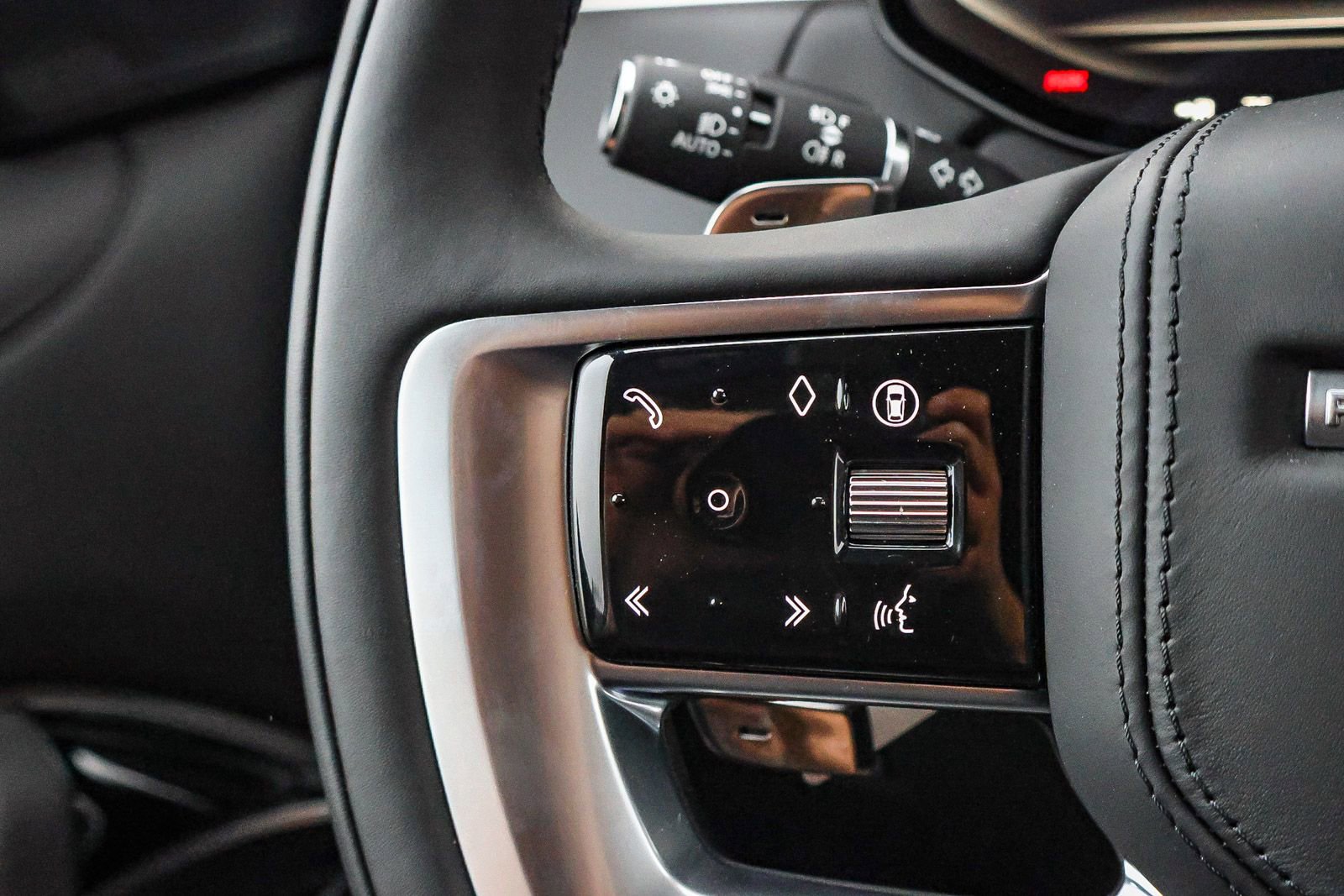 New 2025 Land Rover Range Rover SE image 39