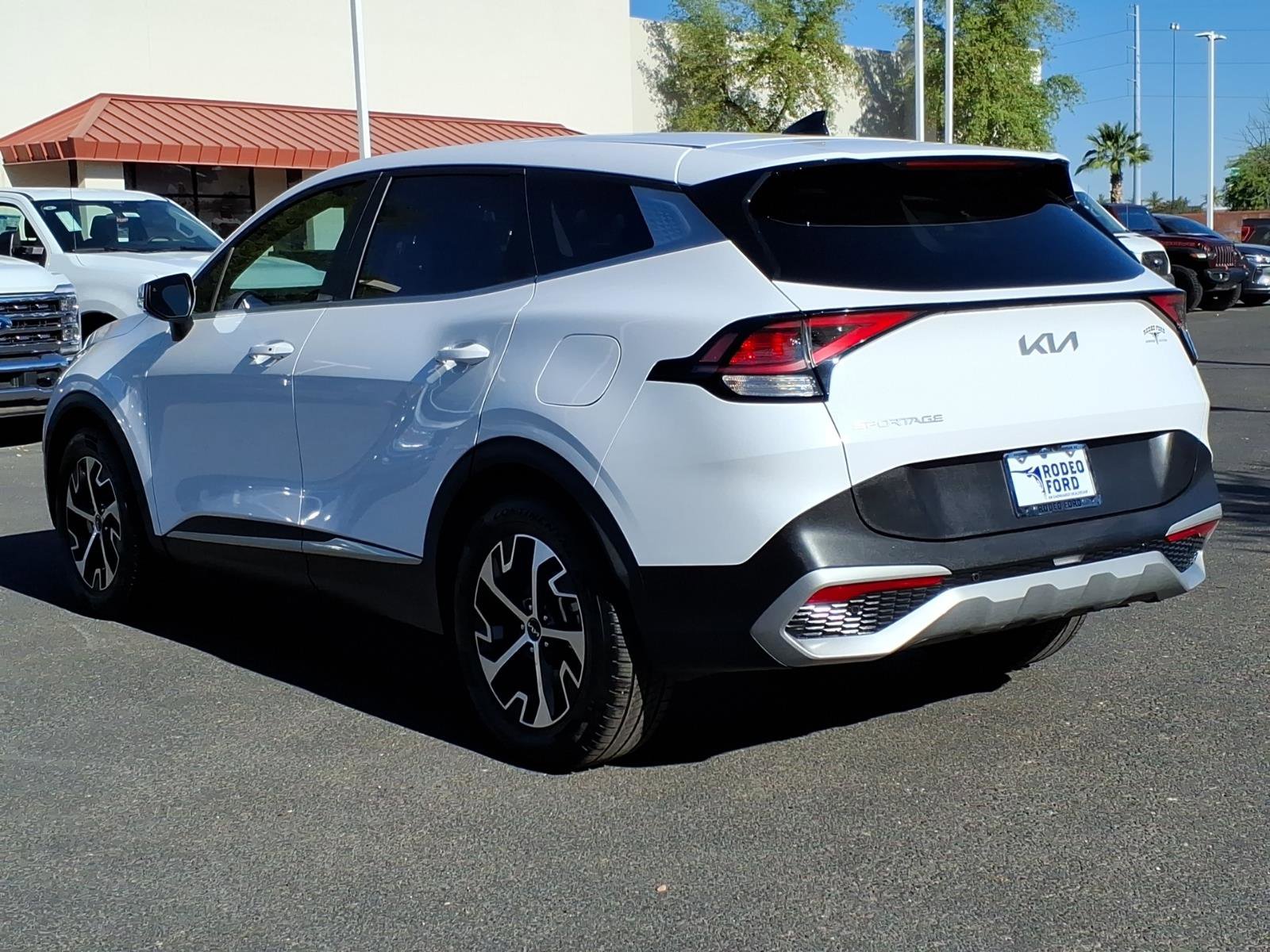 Used 2023 Kia Sportage EX image 3