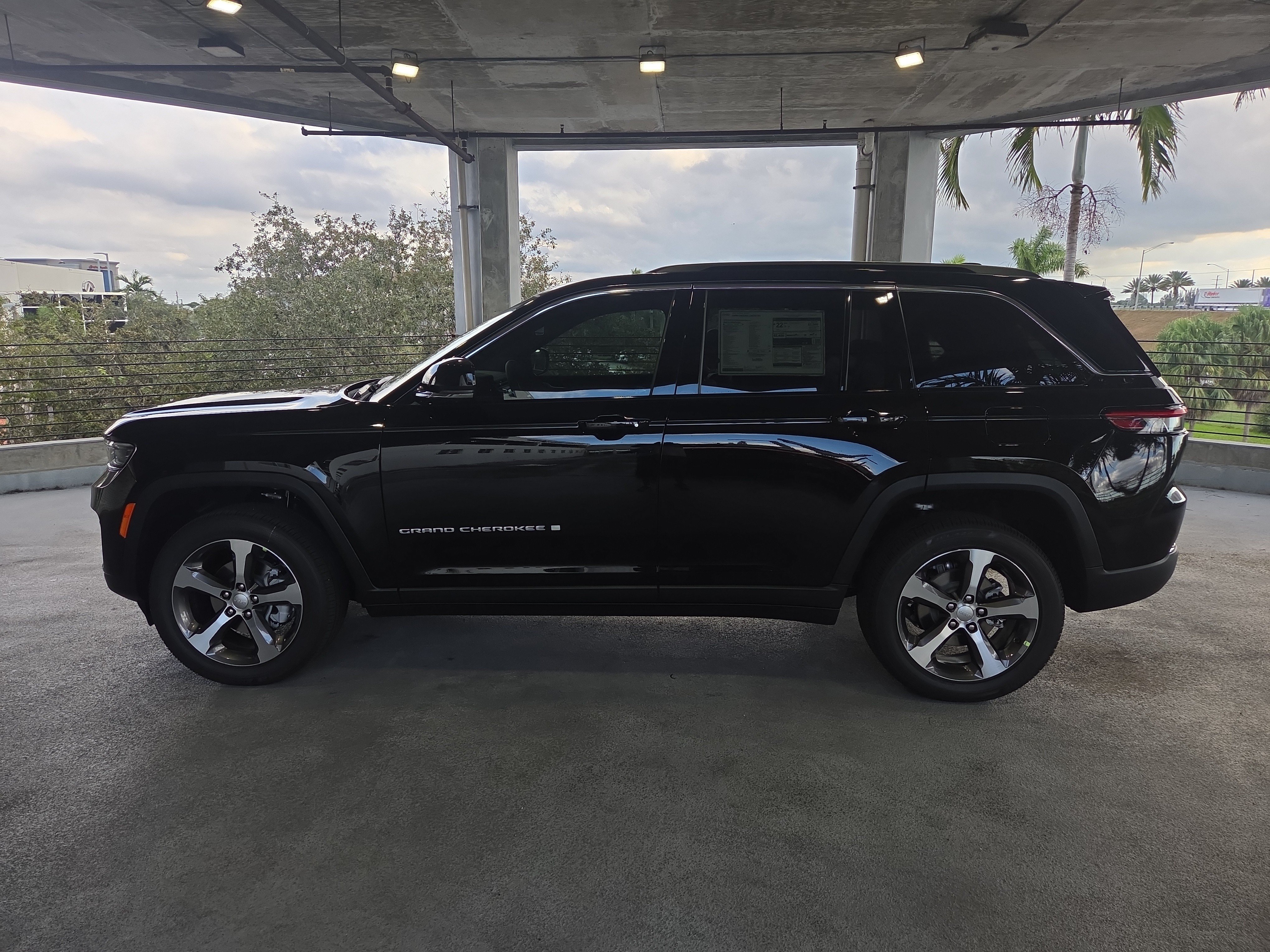 New 2025 Jeep Grand Cherokee Limited w/ Luxury Tech Group II AWD/4WD image 8