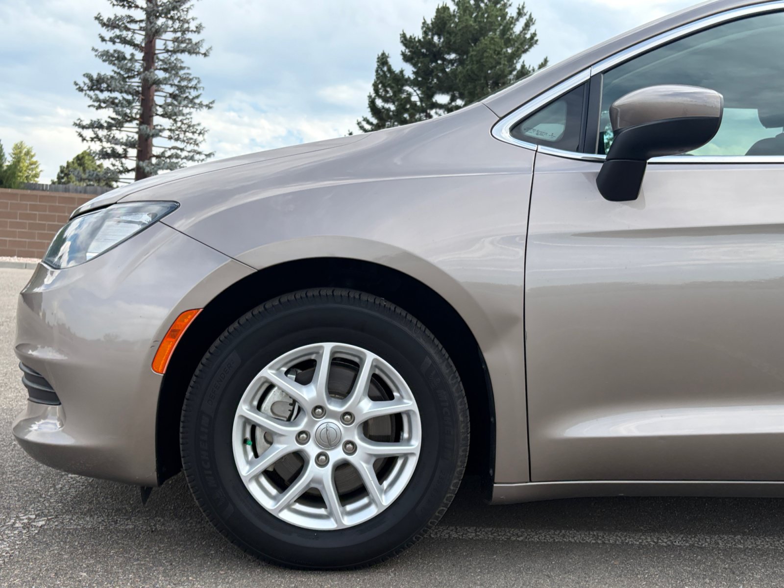 Used 2017 Chrysler Pacifica Touring FWD image 11