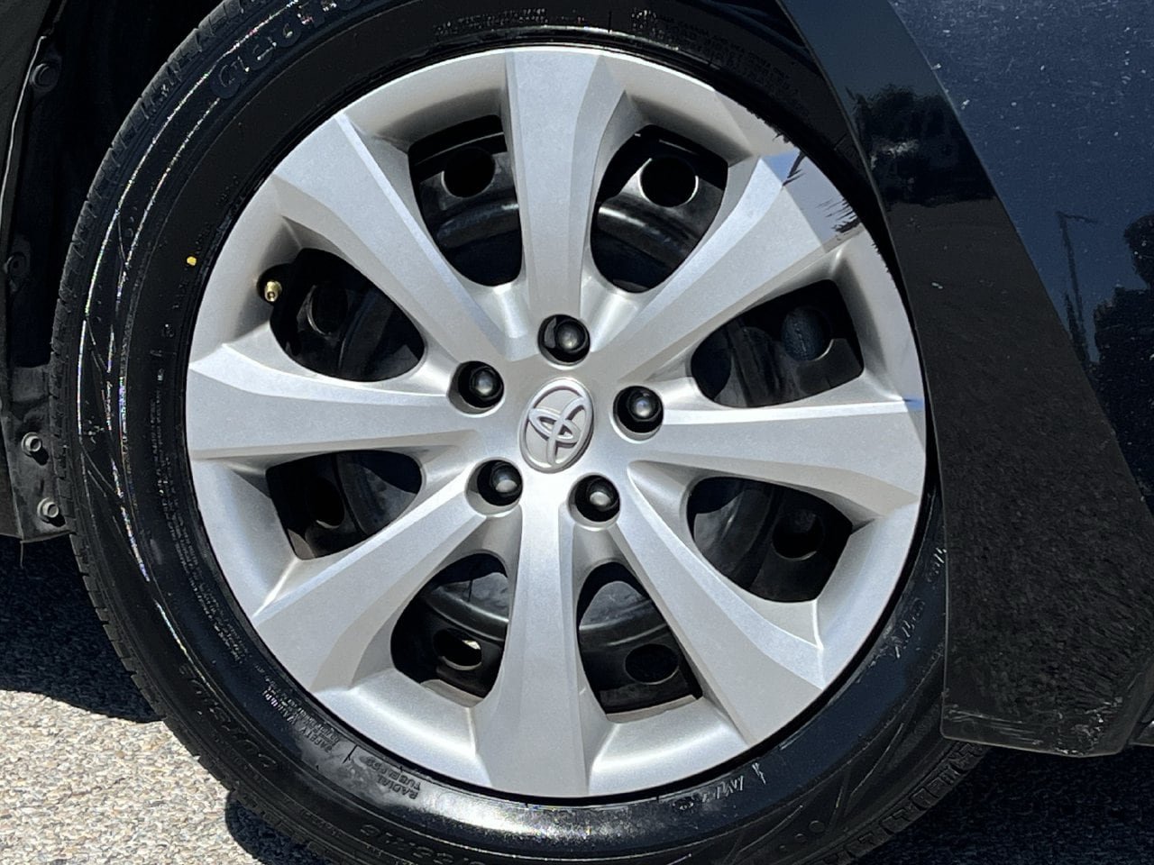 Used 2025 Toyota Corolla LE FWD image 27