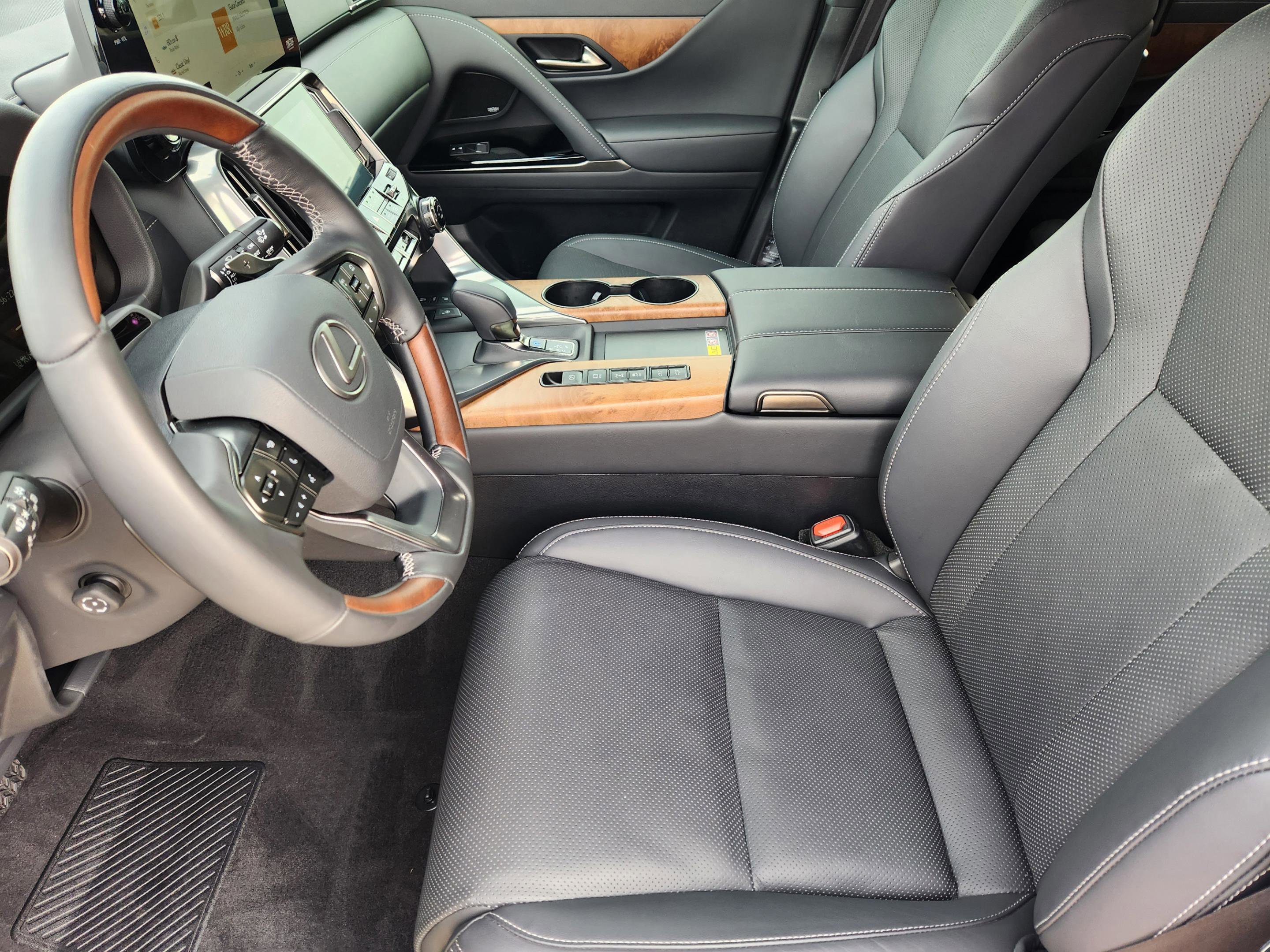Certified 2025 Lexus LX 700h Luxury image 7