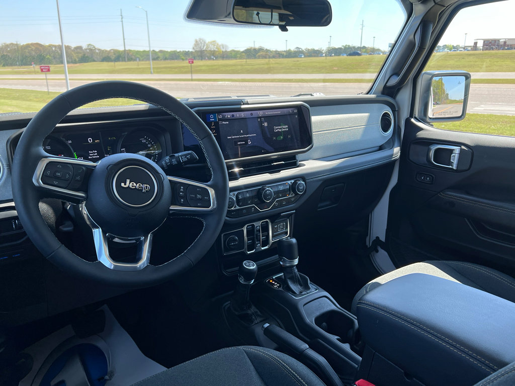 Used 2025 Jeep Wrangler Sahara w/ Safety Group image 17