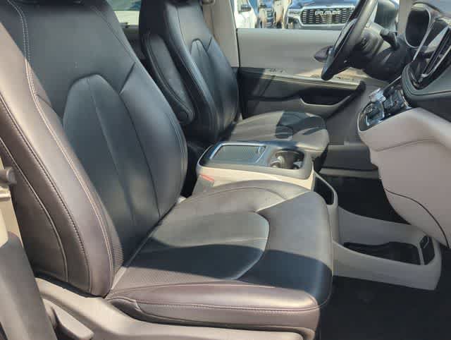Used 2023 Chrysler Pacifica Touring-L FWD image 23