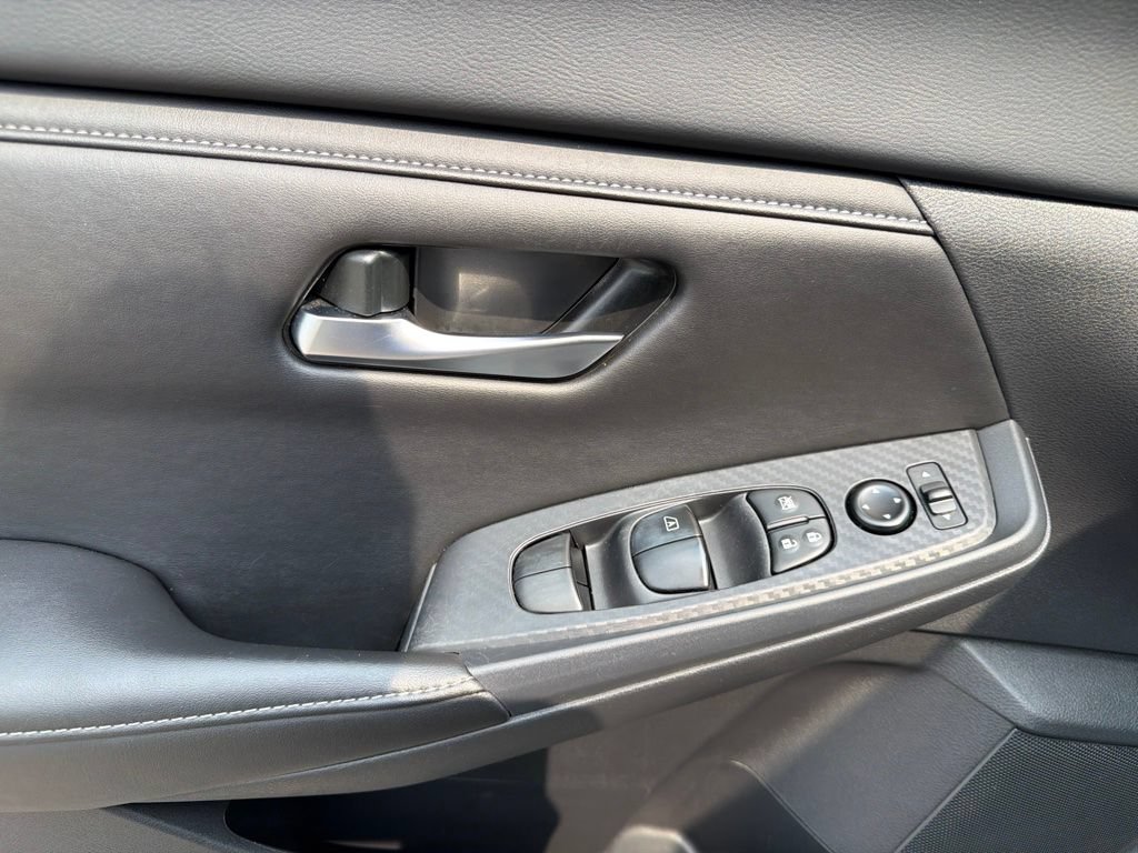 Used 2025 Nissan Sentra SV FWD image 17