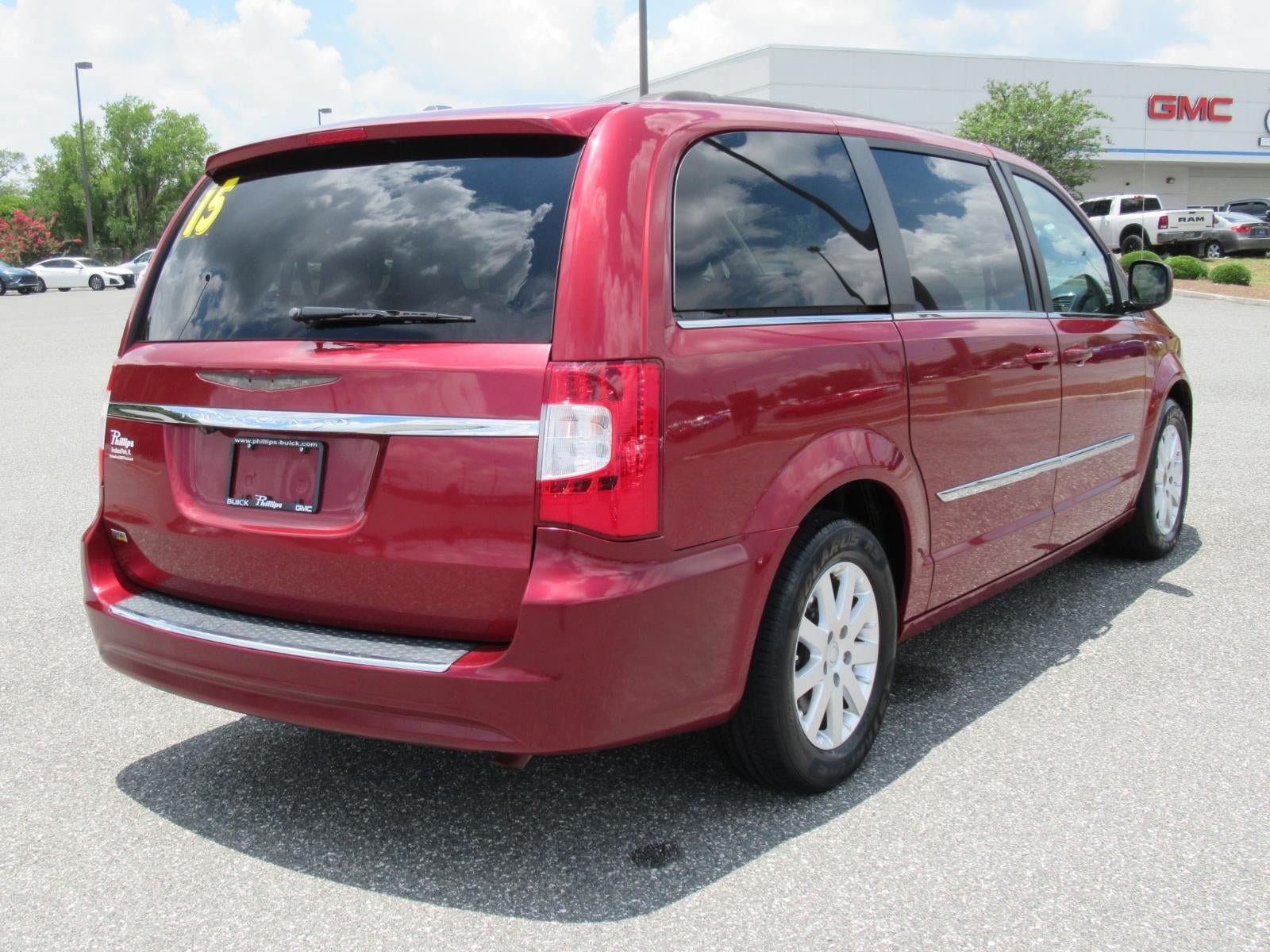 Used 2015 Chrysler Town & Country Touring FWD image 7