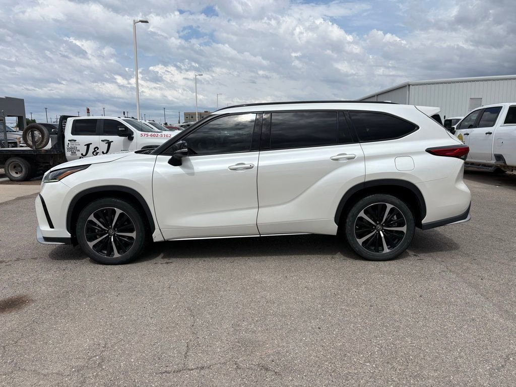 Used 2021 Toyota Highlander XSE FWD image 2