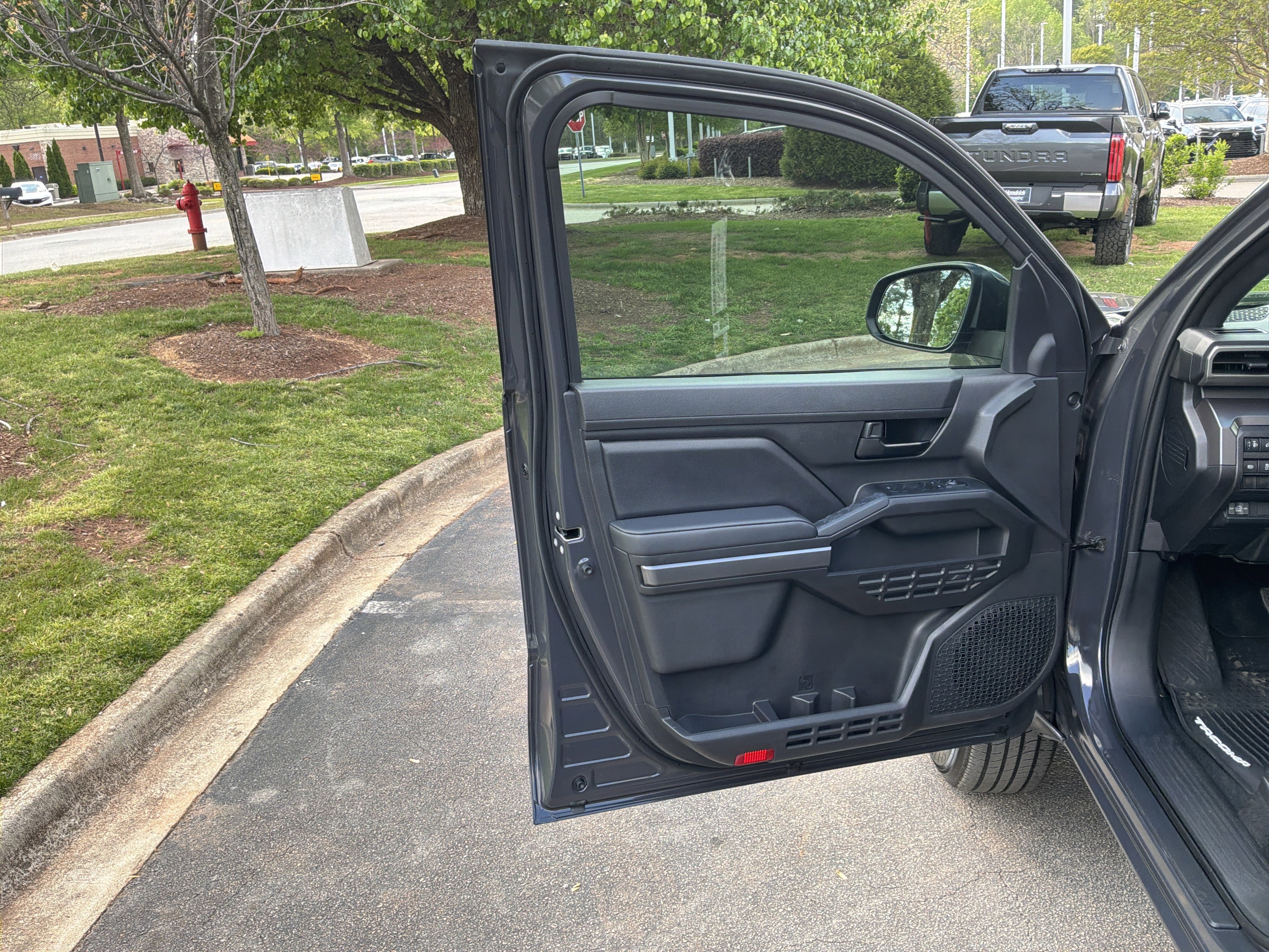 Used 2025 Toyota Tacoma SR5 AWD/4WD image 14