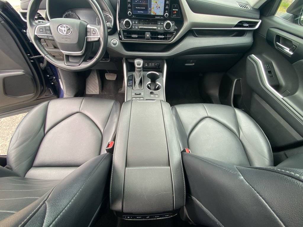 Used 2022 Toyota Highlander XLE AWD/4WD image 11