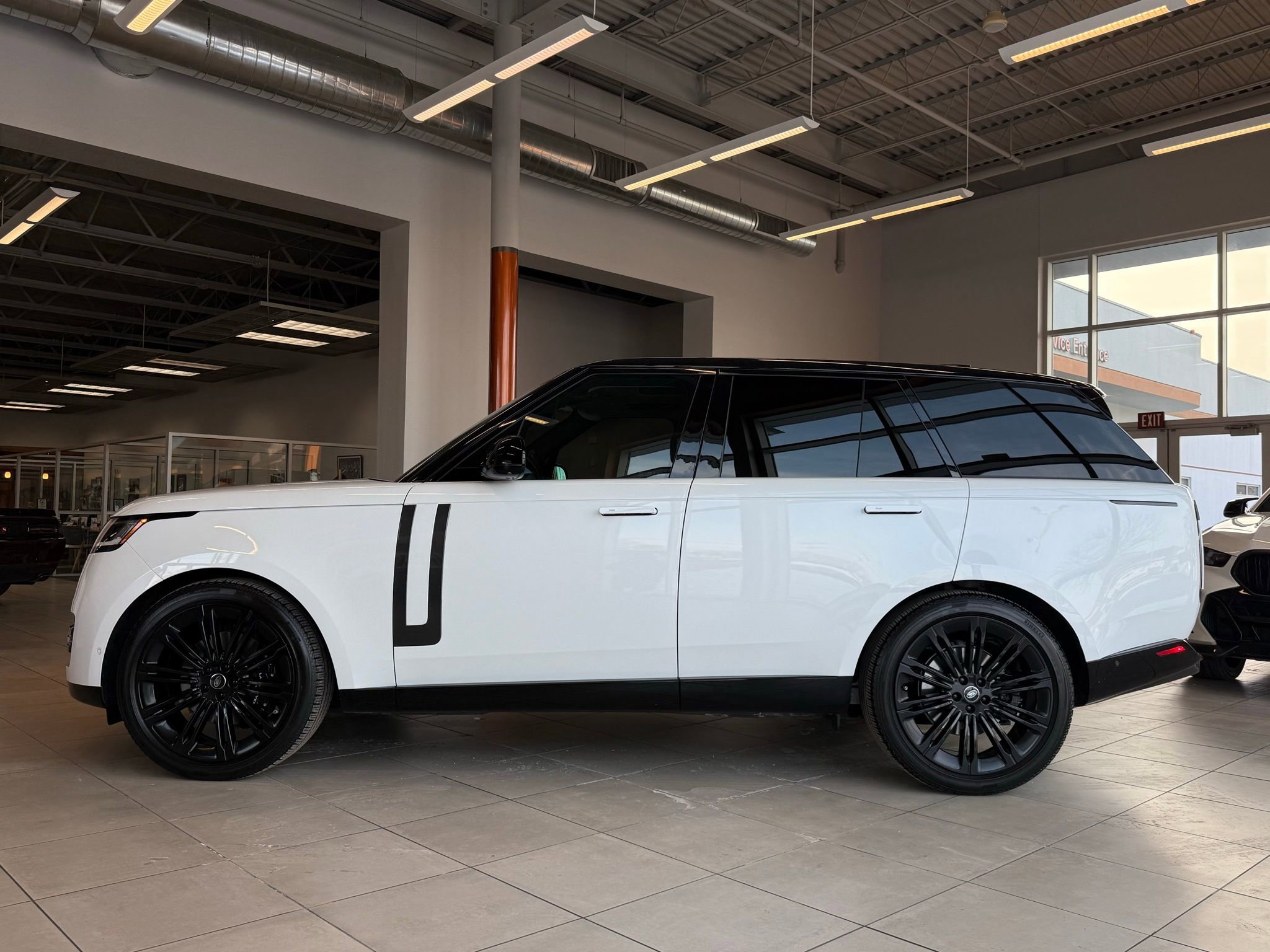 Used 2025 Land Rover Range Rover SE image 3