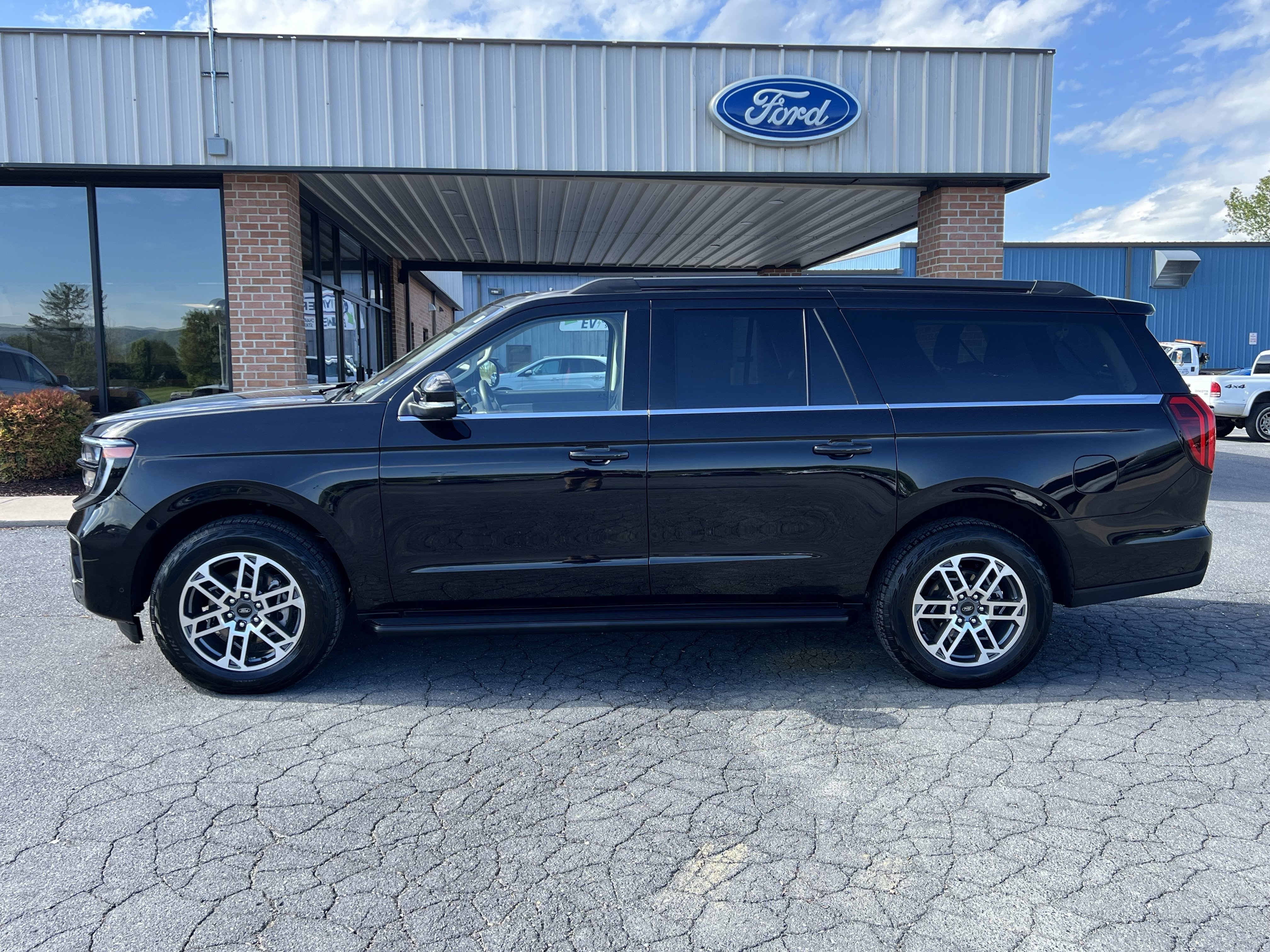 Used 2025 Ford Expedition Max Active AWD/4WD image 1