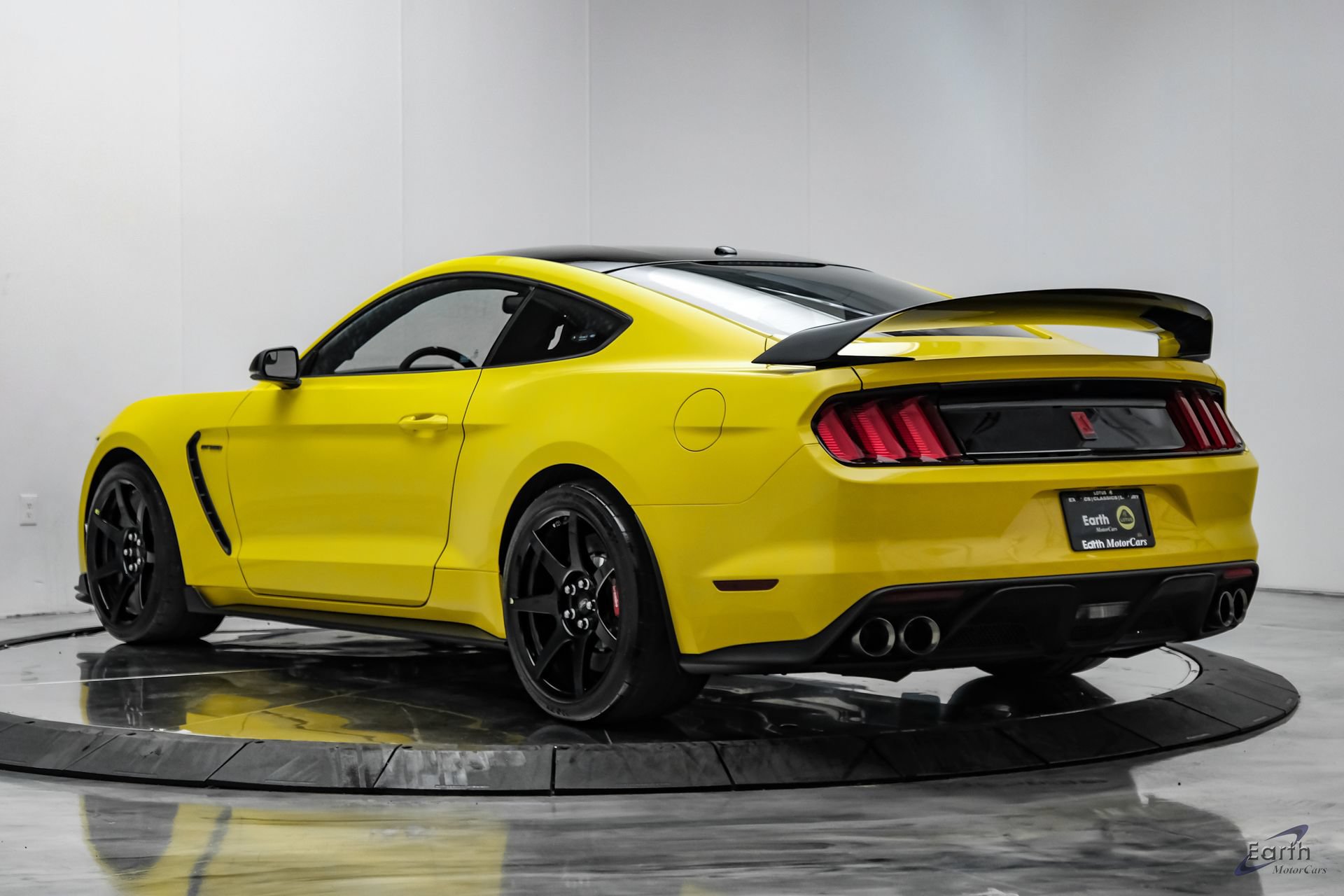 Used 2017 Ford Mustang Shelby GT350R w/ GT350R Equipment Group 920A RWD image 10