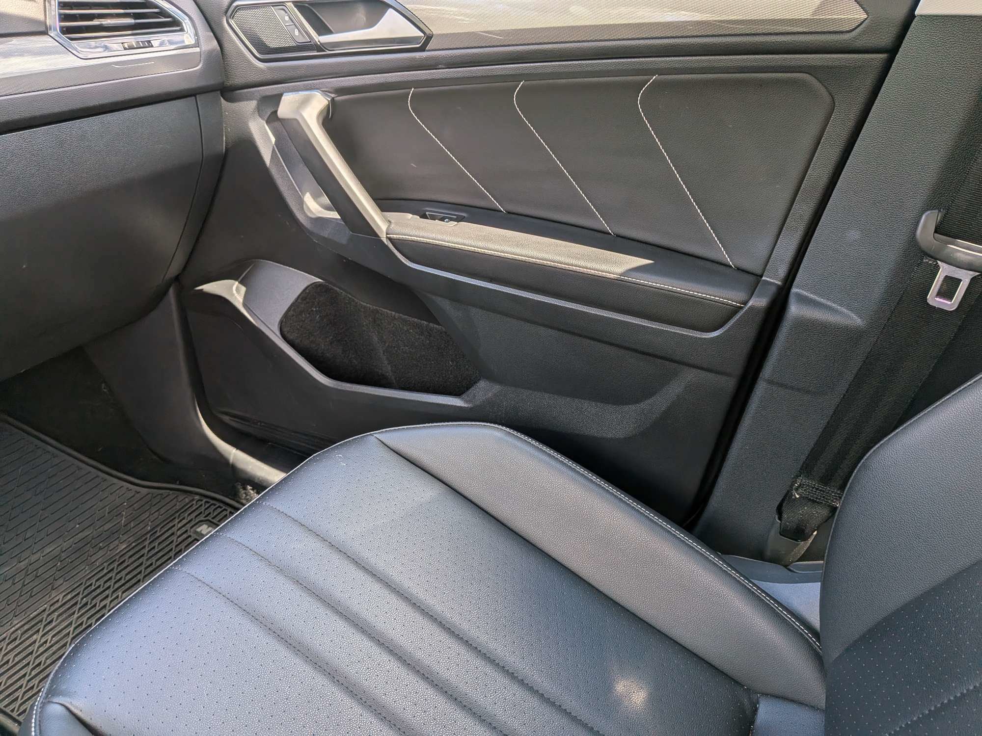 Used 2022 Volkswagen Tiguan SE w/ Panoramic Sunroof Package FWD image 16