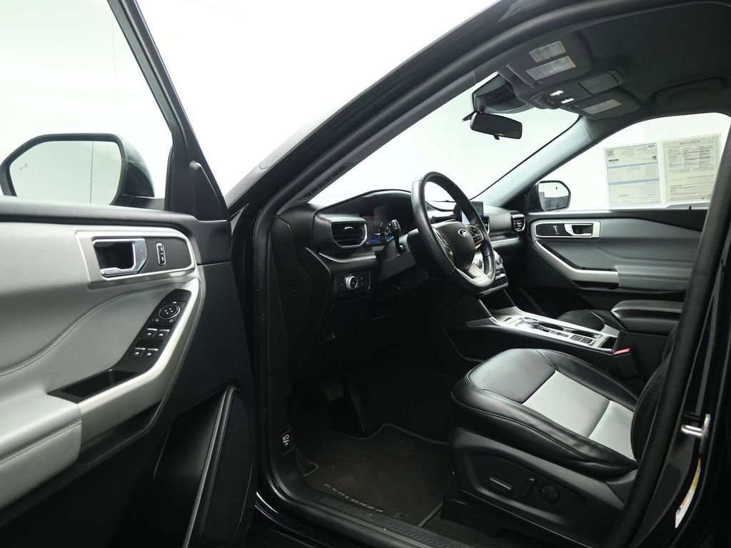 Certified 2022 Ford Explorer XLT w/ Equipment Group 202A image 9