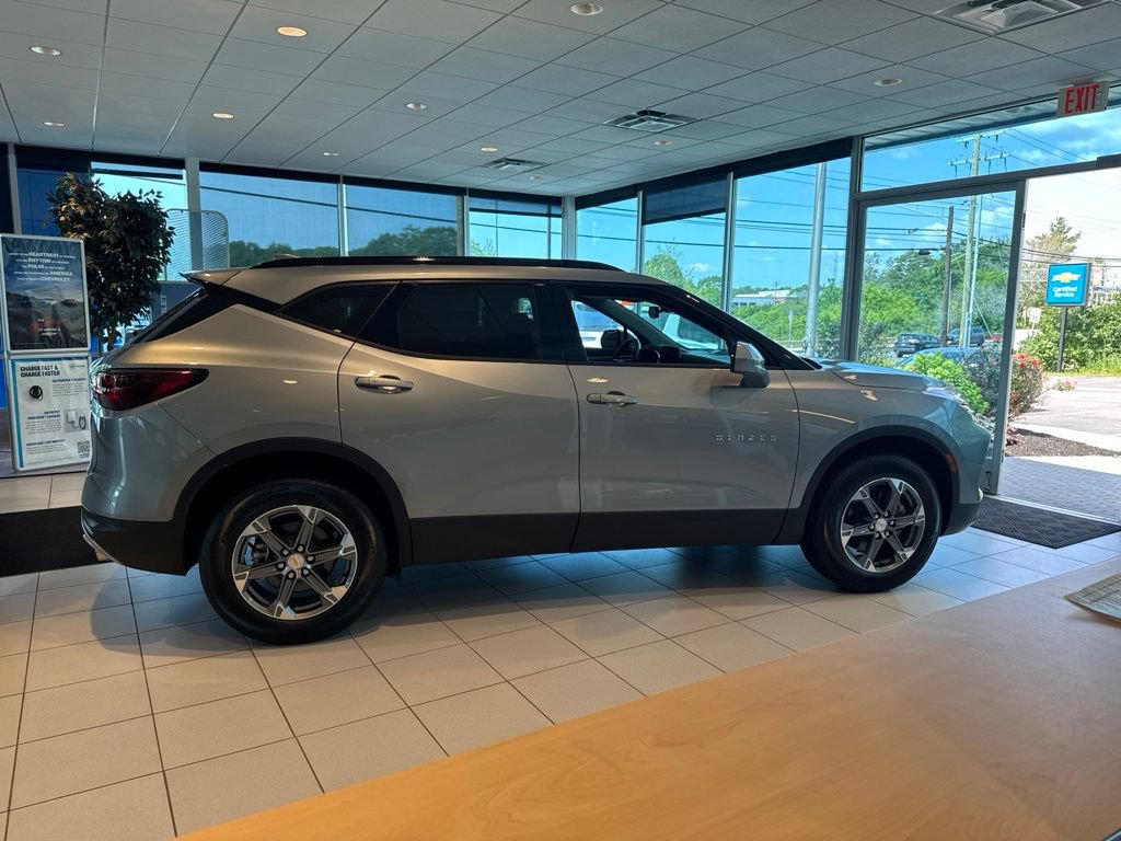 New 2025 Chevrolet Blazer LT w/ Convenience Package AWD/4WD image 2