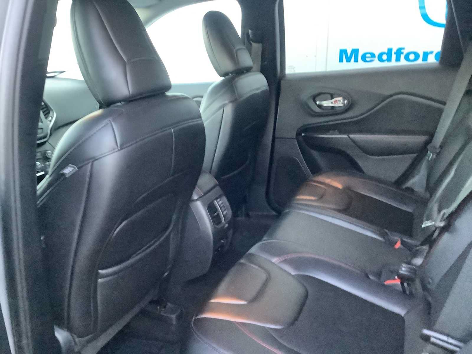 Used 2019 Jeep Cherokee Trailhawk w/ Comfort/Convenience Group AWD/4WD image 12