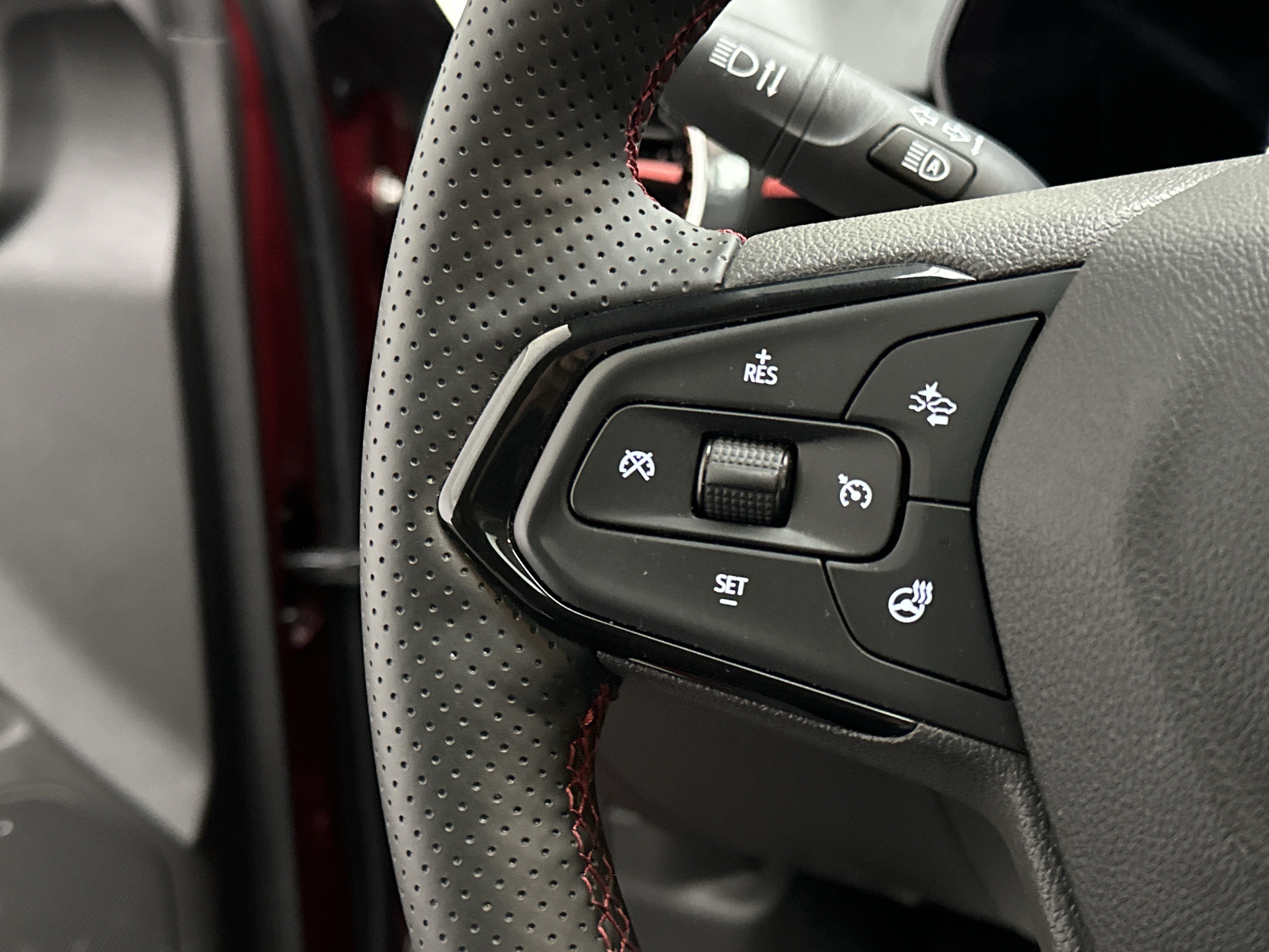 Used 2025 Chevrolet Trax RS w/ Sunroof Package FWD image 27