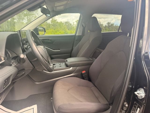 Used 2025 Toyota Highlander LE FWD image 9