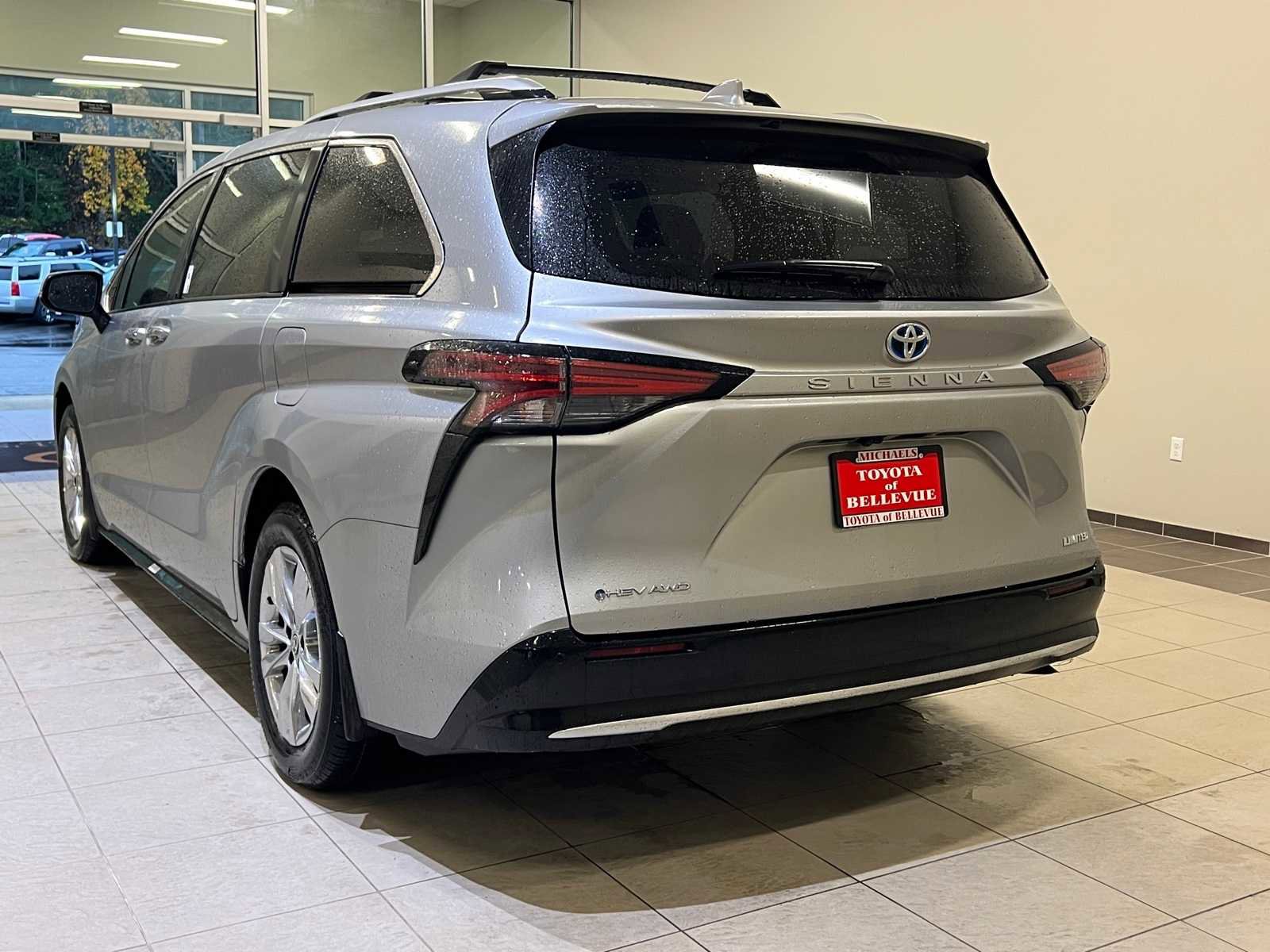 Used 2025 Toyota Sienna Limited image 4