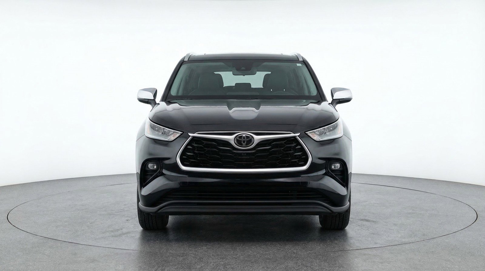 Used 2025 Toyota Highlander LE FWD image 2