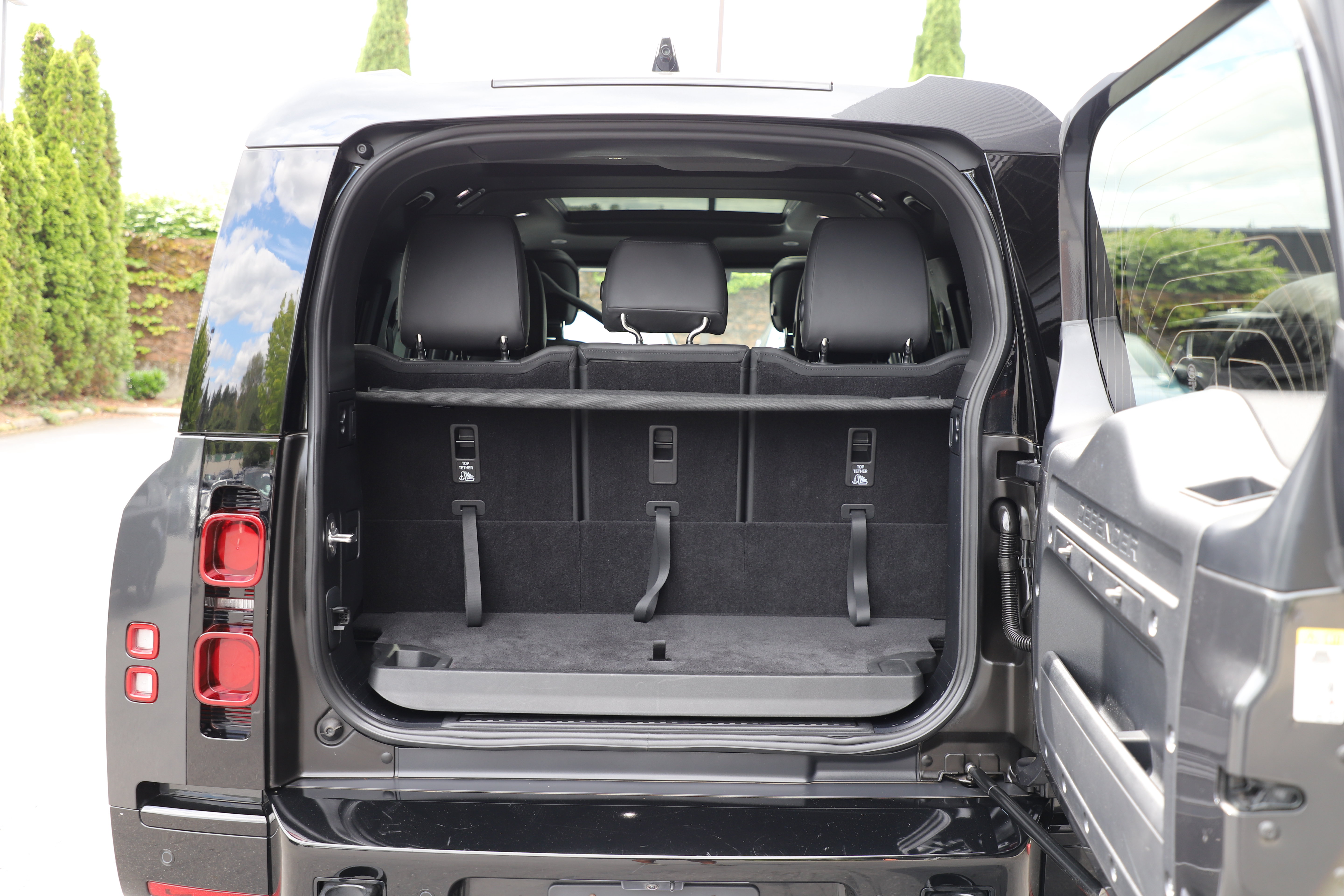 Certified 2025 Land Rover Defender 130 X-Dynamic SE AWD/4WD image 14