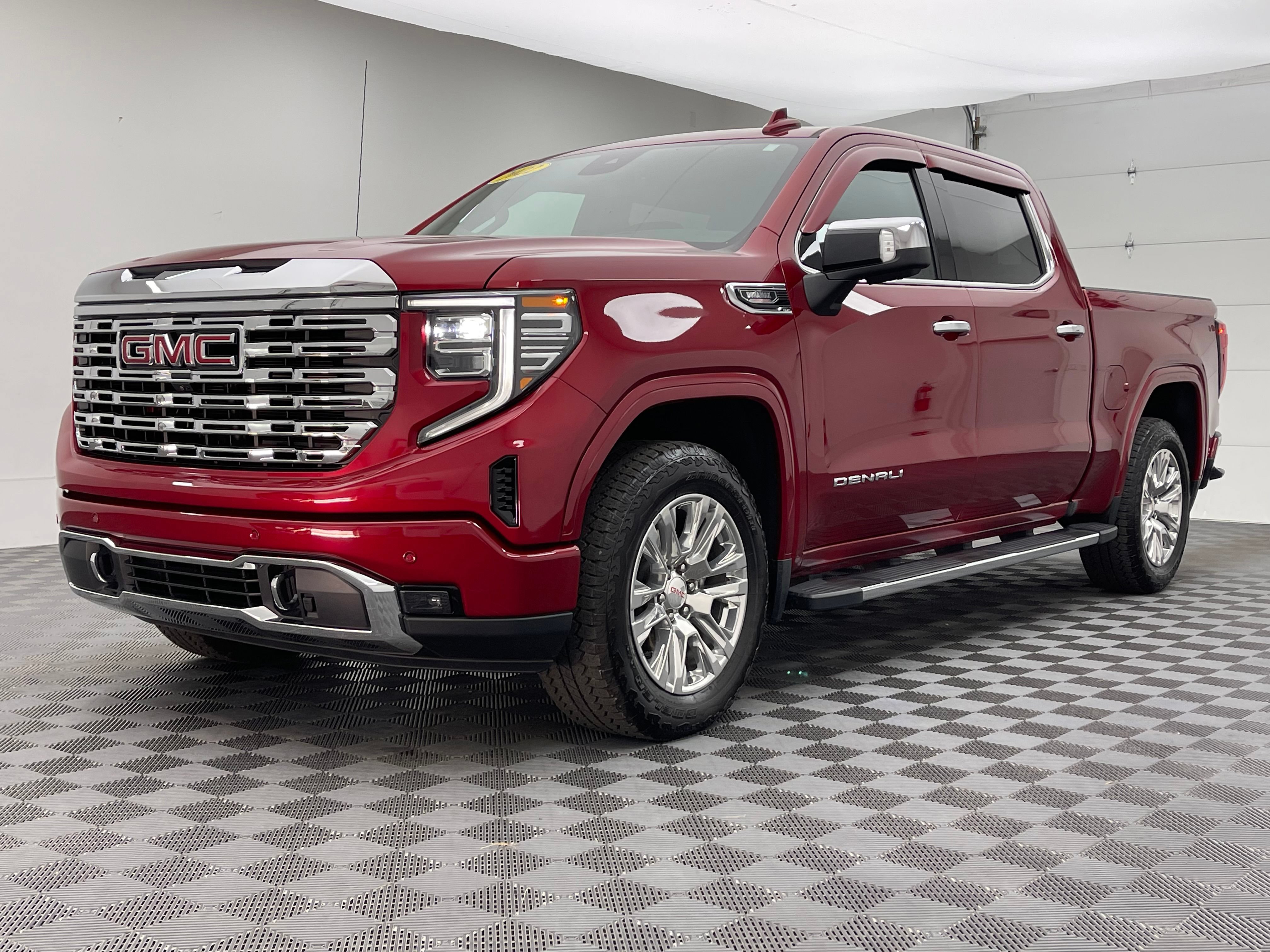 Used 2022 GMC Sierra 1500 Denali w/ Technology Package AWD/4WD image 2