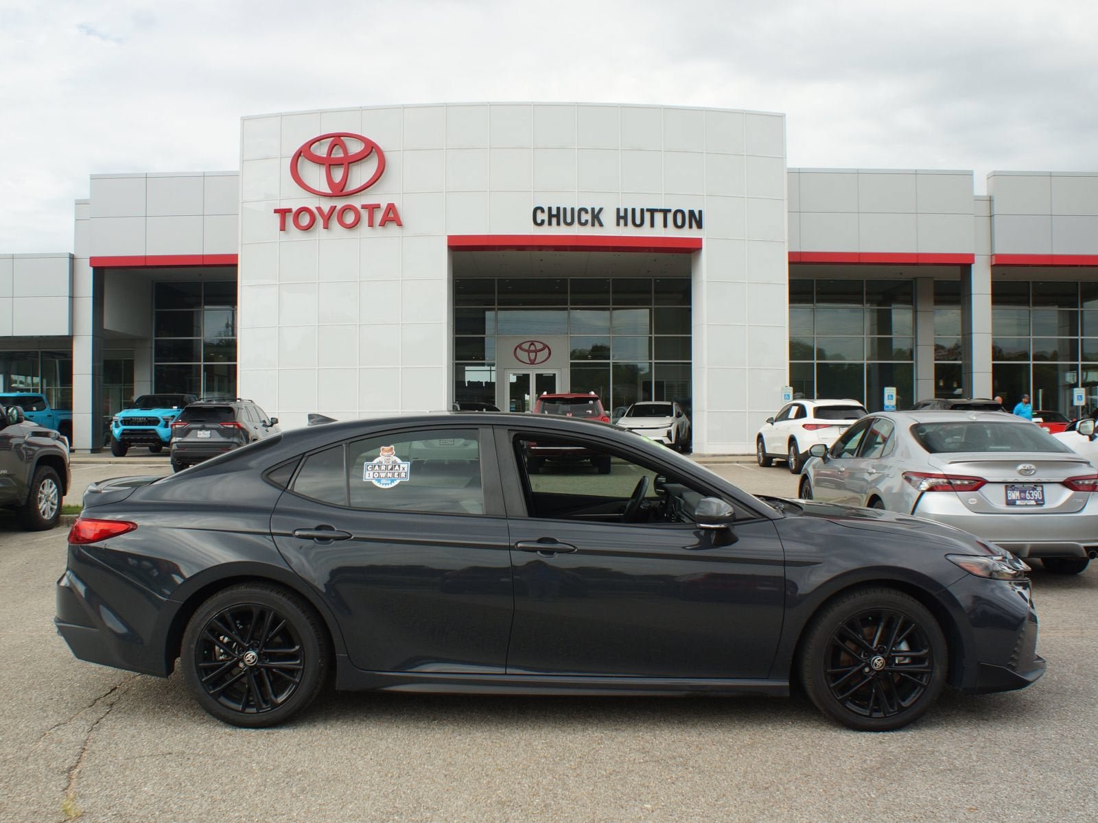 Used 2025 Toyota Camry SE w/ Convenience Package FWD image 1