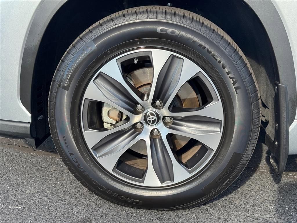 Used 2023 Toyota Highlander XLE image 9