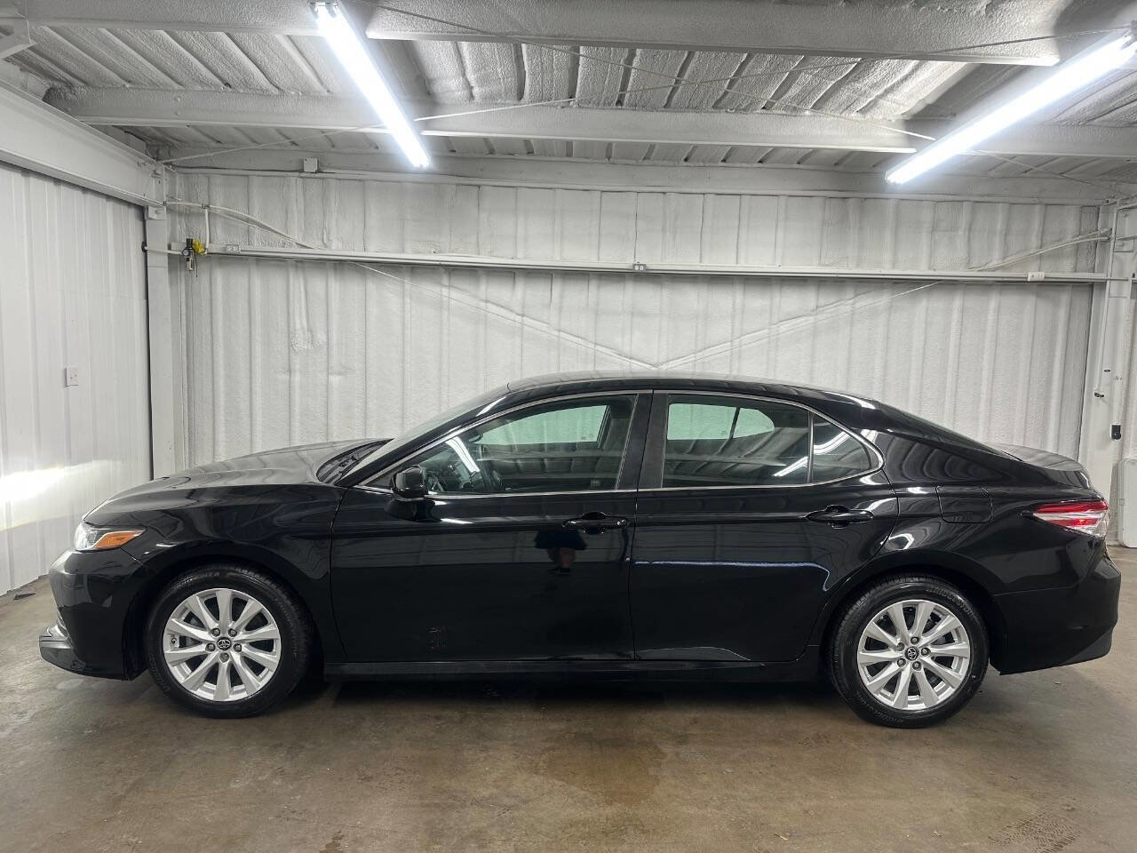 Used 2018 Toyota Camry LE image 5