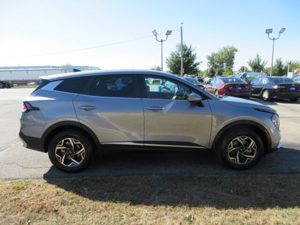 Used 2024 Kia Sportage LX image 6