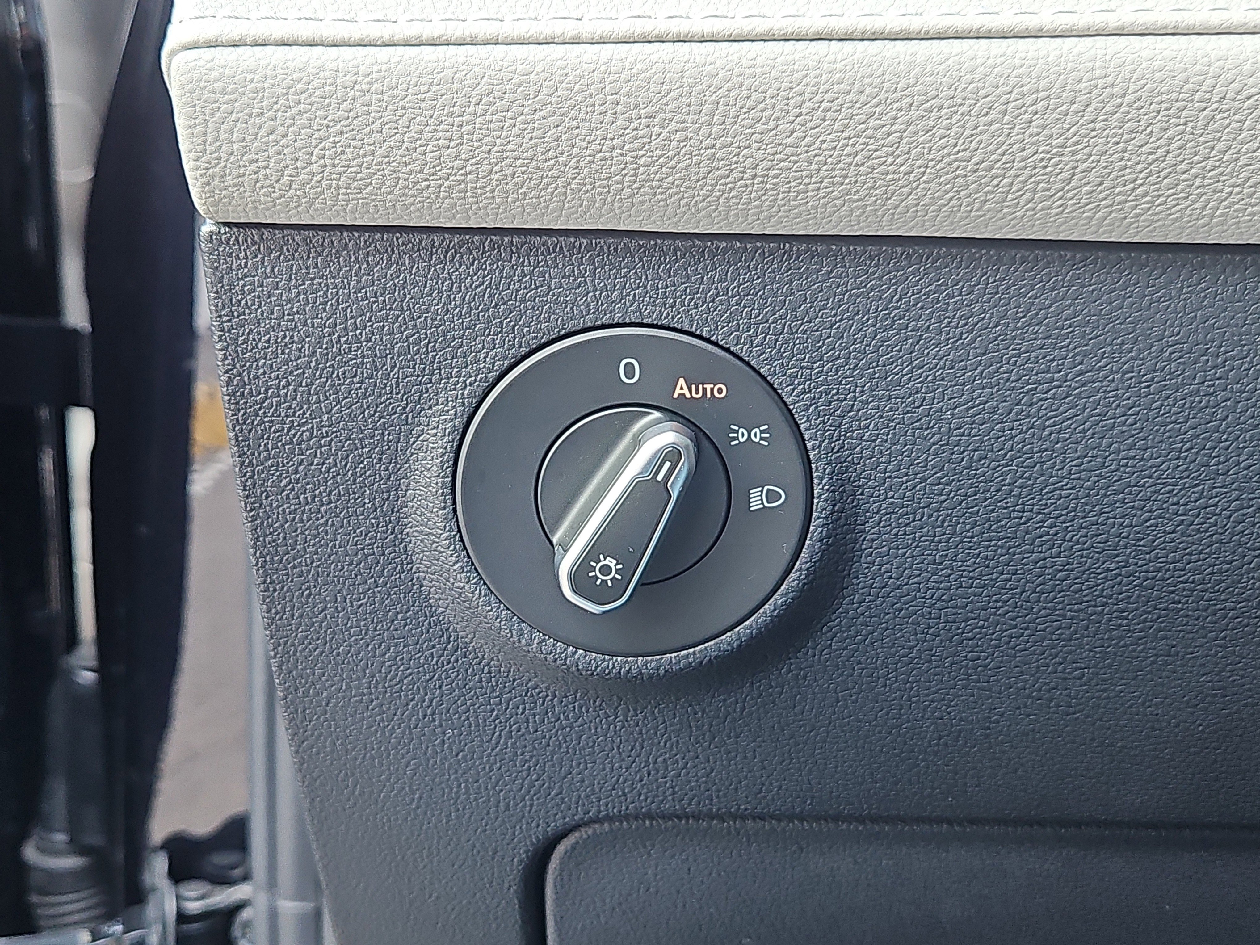 Used 2025 Volkswagen Taos SEL image 11